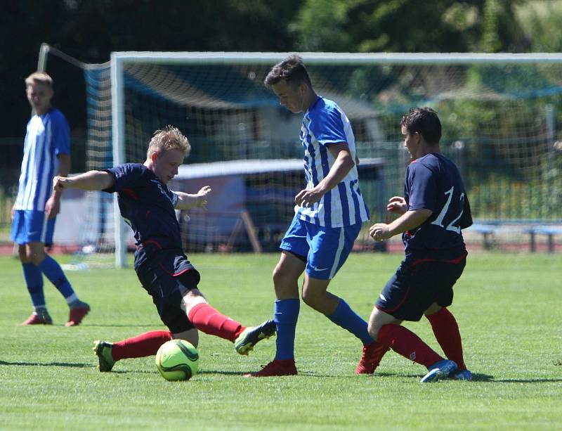 Naicar s Tůmou se snaží zastavit pronikajícího Líbala. Foto: Jaroslav Marek