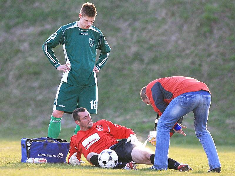 Vedoucí FC Nový Bor si poradil s Pěnčínem, který porazil 2:1.