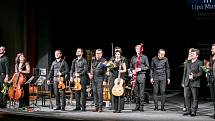 Lípa Musica nabídla na státní svátek 28. října v Městském divadle v Novém Boru slavnostní setkání s Radkem Baborákem a jeho Orquestrinou. 