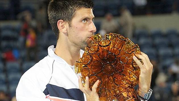 Světová tenisová jednička Novak Djokovič s trofejí z dílny novoborských sklářů.