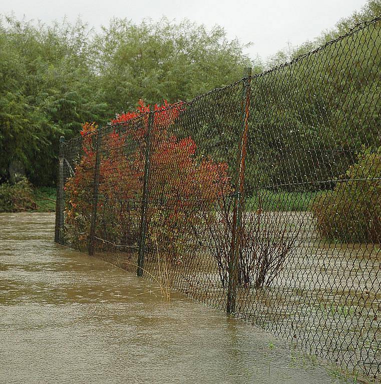 Pondělní odpoledne. Velká voda ve Stráži pod Ralskem.