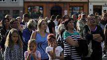 Hudebníci s velkým srdcem i široká veřejnost se sešli ve středu odpoledne na náměstí v České Lípě. Probíhala zde benefiční akce na podporu českolipského hudebníka Petra Güntera, který letos v červenci prodělal mrtvici.