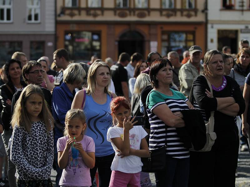 Hudebníci s velkým srdcem i široká veřejnost se sešli ve středu odpoledne na náměstí v České Lípě. Probíhala zde benefiční akce na podporu českolipského hudebníka Petra Güntera, který letos v červenci prodělal mrtvici.