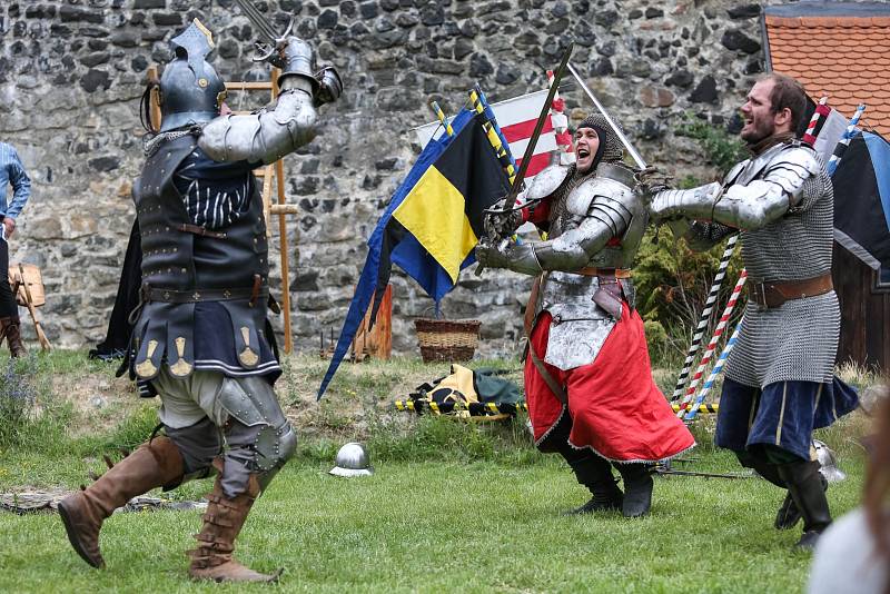 Program slavností na vodním hradě se nesl v rytířském duchu.