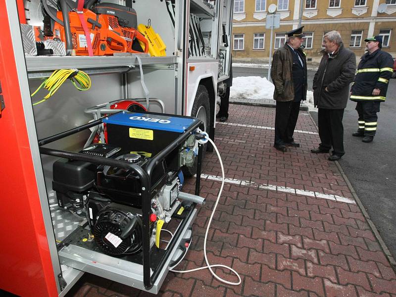 Dobrovolné hasičské sbory ze Cvikova a Jablonného v Podještědí převzaly na náměstí ve Cvikově dva hasičské automobily. Nejnovější technikou vybavené a repasované Scanie nahradí letité a nespolehlivé vozy v obou městech. 