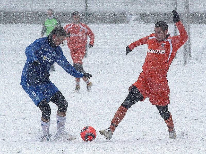 Bílá peřina pokryla fotbalové hřiště v Harcově, kde se utkal českolipský Arsenal s rezervou Liberce.