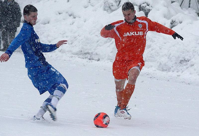 Bílá peřina pokryla fotbalové hřiště v Harcově, kde se utkal českolipský Arsenal s rezervou Liberce.