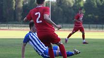 Starší dorostenci českolipského Arsenalu (v modrém) doma prohráli s Ústím nad Labem 0:2.