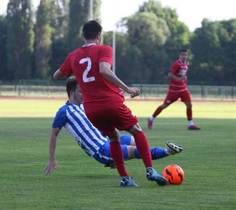 Starší dorostenci českolipského Arsenalu (v modrém) doma prohráli s Ústím nad Labem 0:2.