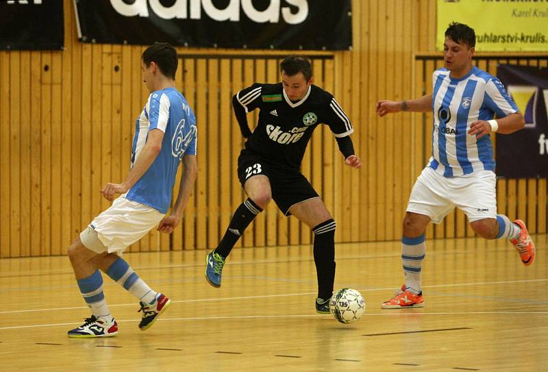 Česká Lípa (tmavé dresy) zakončila sezonu ve VARTA futsal lize porážkou od Plzně v poměru 2:8.