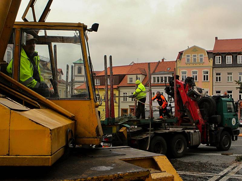 Na náměstí T. G. Masaryka v České Lípě je již vánoční strom.