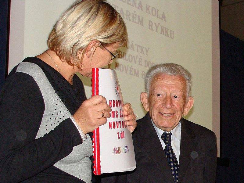 Autor kroniky Josef Špachman a Alenou Forgáčovou, vedoucí odboru školství, kultury a sportu Městského úřadu v Novém Boru.  