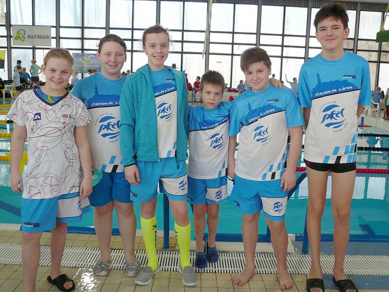 Šestice českolipských plavců po soutěži v Litvínově. 