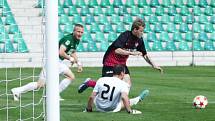 Chomutovští fotbalisté (zelené dresy) porazili v předposledním kole ČFL celek České Lípy 2:1.