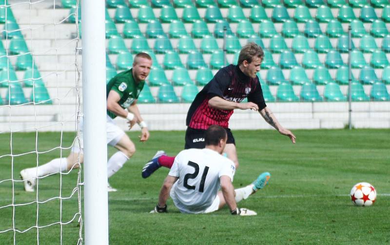 Chomutovští fotbalisté (zelené dresy) porazili v předposledním kole ČFL celek České Lípy 2:1.