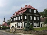 V domě, ve kterém slavný muž vybudoval své reprezentativní obchodní zastoupení, dnes sídlí šenovské Sklářské muzeum. 
