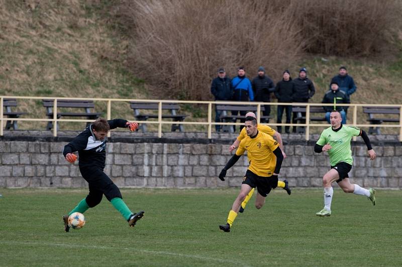 Vratislavice (ve žlutém) doma porazily Kamenici 2:1.