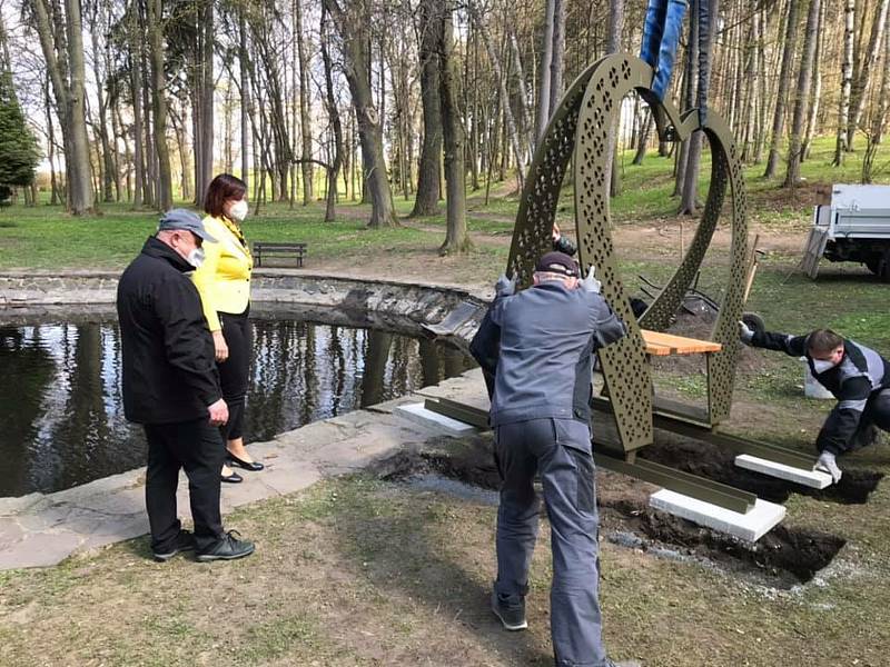 Modus daroval Lípě srdíčkovou lavičku