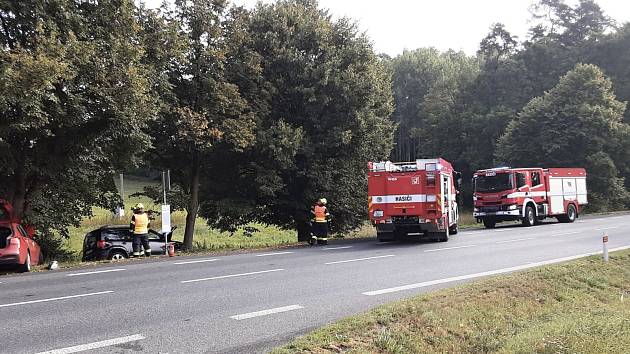 Hasiči zasahují u nehody dvou osobních vozů na silnici I/38 nedaleko obce Bezděz