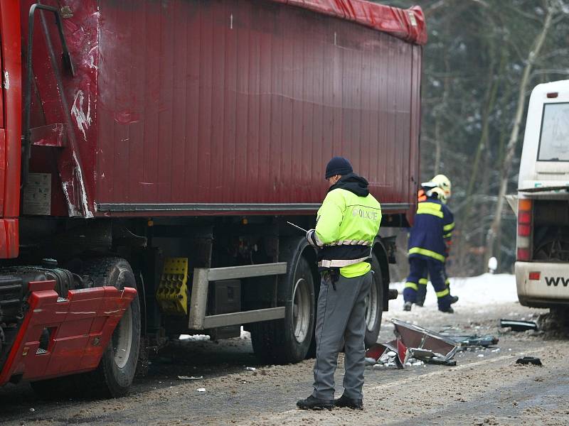 Anděl strážný se zapotil v pondělí u Obory. Řidič linkového autobusu tu narazil do dvou nákladních aut. Dvě školačky a muž střet odnesli naštěstí jen lehkým zraněním.