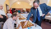 Slavnostní zahájení šachové Corridy proběhlo v prostorách obřadní síně na radnici v Novém Boru a pod širým nebem na náměstí Míru v neděli 26. srpna. V obřadní síni se představil velmistr Boris Gelfand v simultánce proti dvanácti hráčům.