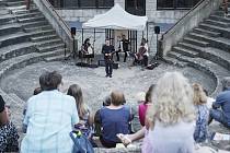 Českolipský komorní cyklus pokračoval po online covidové přestávce v úterý 15. června prvním letošním živým koncertem za přítomnosti publika. V amfiteátru v klášterní zahradě hostil soubor Bardolino.