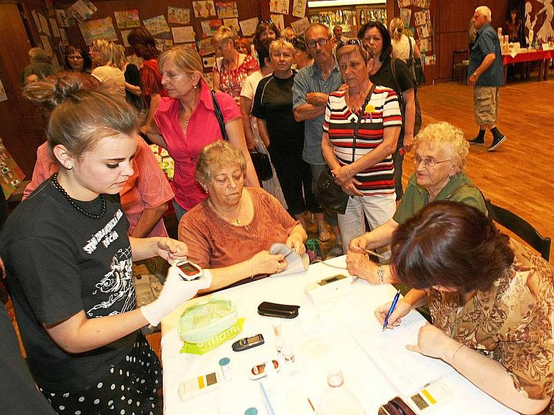 Měření tuku a svalové hmoty, cholesterolu, tlaku krve a látek, které ukazují na onemocnění celiakií. To nabízeli jako praktickou část organizátoři Dne zdraví. Kromě toho si mohli návštěvníci nechat prohlédnout své pihy a mateřská znaménka.