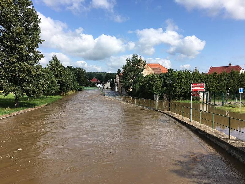 Povodně zaměstnaly i dobrovolné hasiče v Zákupech.