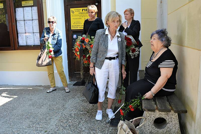 Pohřeb známého historika, čestného občana České Lípy Ladislava Smejkala. Přišly desítky lidí.