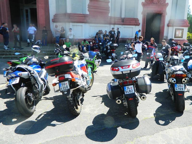 Rektor baziliky a děkan farnosti v Jablonném v Podještědí Pavel Mayer v sobotu požehnal motorkářům a jejich mašinám.