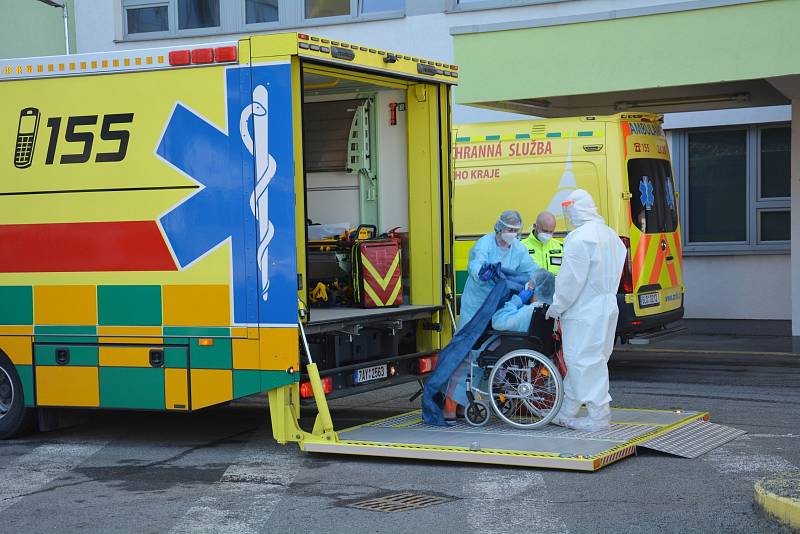 Velkokapacitní sanitka Zdravotnické záchranné služby hlavního města Prahy zvaná Fénix si přijela pro pět covid pozitivních pacientů do českolipské nemocnice