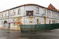 Rok a půl po devastujícím požáru je historický Kounicův dům v České Lípě den ode dne v horším stavu.