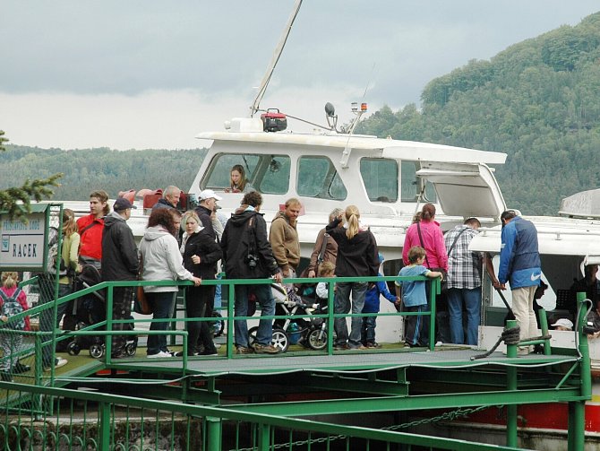 Odemykáním Máchova jezera odstartovala v Doksech turistická sezona. 