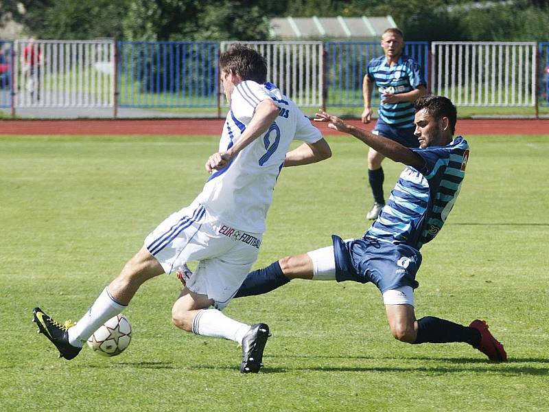 Fotbalisté České Lípy (tmavé dresy) v dalším kole ČFL využili domácího prostředí, když porazili tým Letohradu 2:0.