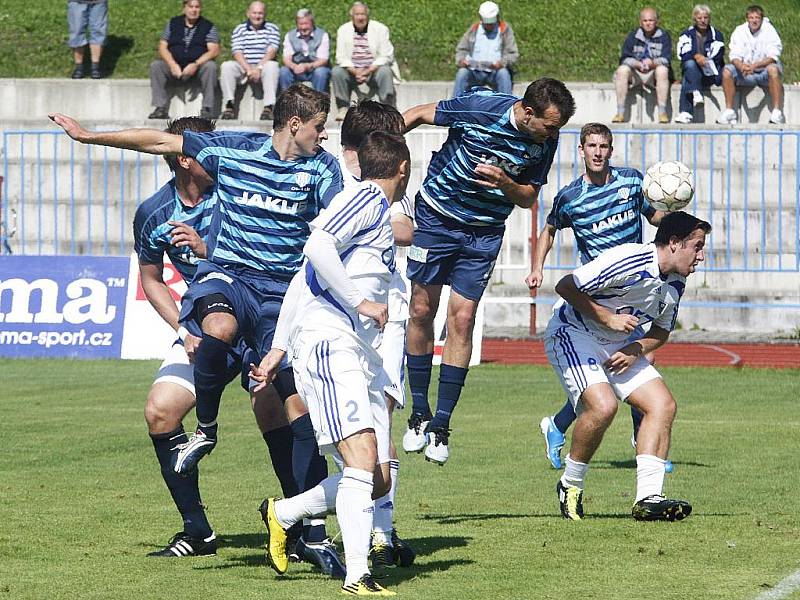 Fotbalisté České Lípy (tmavé dresy) v dalším kole ČFL využili domácího prostředí, když porazili tým Letohradu 2:0.