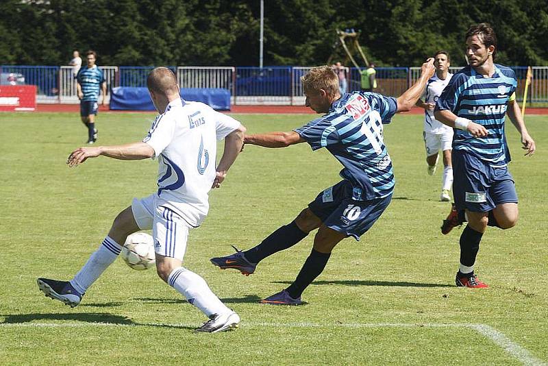 Fotbalisté České Lípy (tmavé dresy) v dalším kole ČFL využili domácího prostředí, když porazili tým Letohradu 2:0.