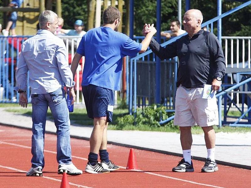 Fotbalisté České Lípy (tmavé dresy) v dalším kole ČFL využili domácího prostředí, když porazili tým Letohradu 2:0.