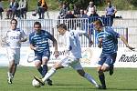 Fotbalisté České Lípy (tmavé dresy) v dalším kole ČFL využili domácího prostředí, když porazili tým Letohradu 2:0.