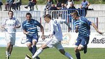 Fotbalisté České Lípy (tmavé dresy) v dalším kole ČFL využili domácího prostředí, když porazili tým Letohradu 2:0.