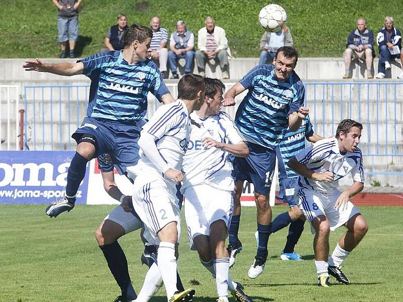 Fotbalisté České Lípy (tmavé dresy) v dalším kole ČFL využili domácího prostředí, když porazili tým Letohradu 2:0.