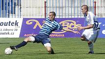 Fotbalisté České Lípy (tmavé dresy) v dalším kole ČFL využili domácího prostředí, když porazili tým Letohradu 2:0.