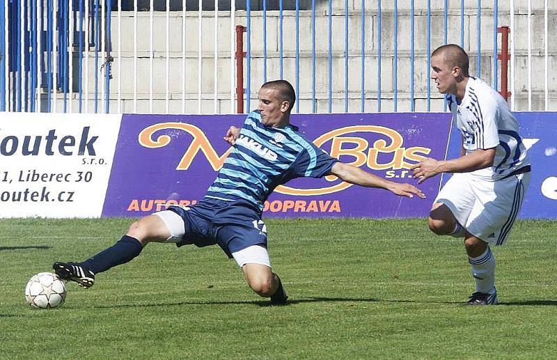 Fotbalisté České Lípy (tmavé dresy) v dalším kole ČFL využili domácího prostředí, když porazili tým Letohradu 2:0.