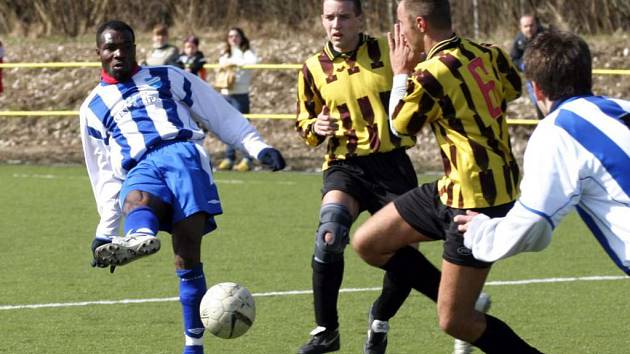 Ali Osumanu (vlevo) byl vyřazen z kádru českolipského Arsenalu.