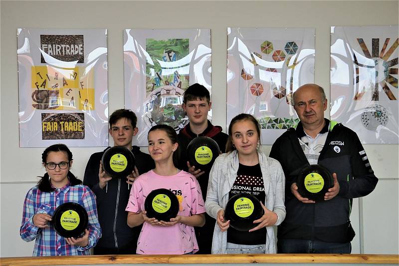 Do celorepublikové soutěže Fandíme Fairtrade se zapojili i studenti Gymnázia Mimoň, kteří tzv. férový obchod podporují již řadu let. Za konečné druhé místo získala škola patnáct volejbalových míčů s logem soutěže.