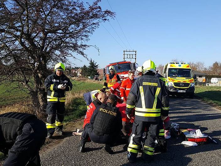 Lidský život si vyžádala páteční dopolední dopravní nehoda mezi Mimoní a Hvězdovem, kde auto vyjelo mimo silnici a jeho 60letý řidič zemřel.