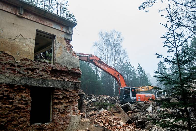 Do cihlových zdí a železobetonové konstrukce první ze tří právě demolovaných domů v Ralsku se zakusuje těžká technika. Do konce ledna místo nich bude jen holá planina.