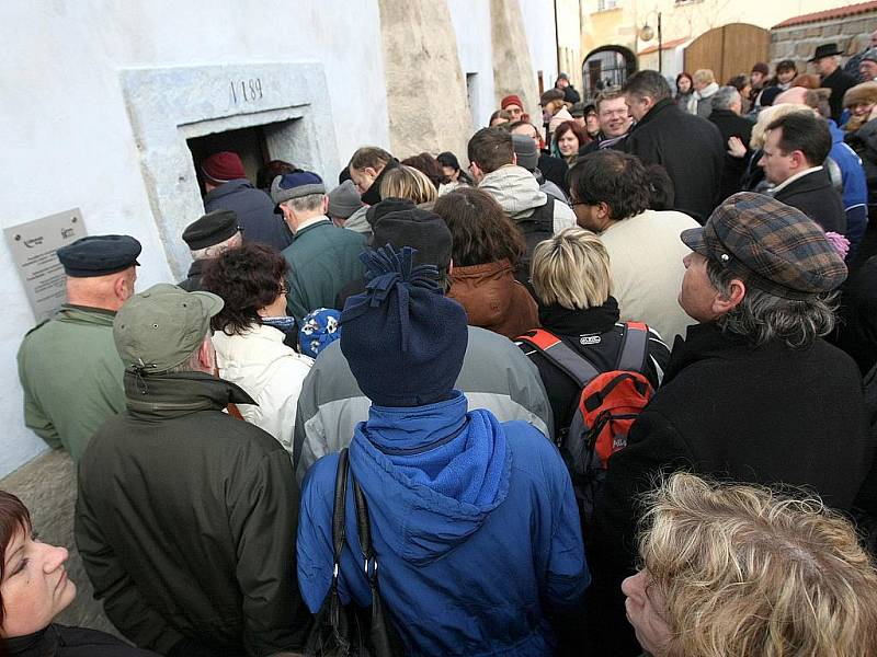 Prohlídku si nenechaly ujít stovky lidí, kteří vystáli frontu, než je pracovníci muzea po skupinkách pustili dovnitř. 