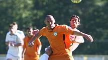 Nový Bor - Aritma 2:1 (1:0). Cana v souboji s hostujícím Ambrusem (v oranžovém).