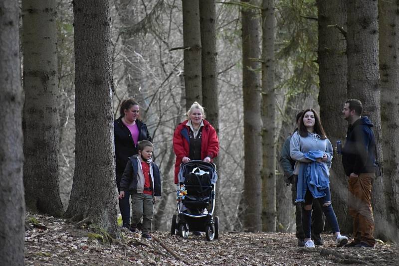 Peklo lákalo poslední březnový víkend stovky turistů mířících především za bledulemi.