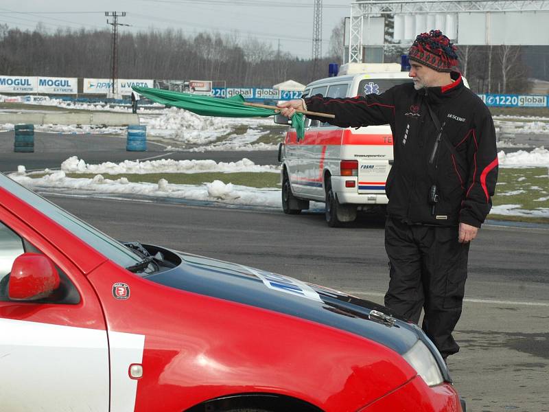 Na start čtvrtého dílu se postavilo dvaačtyřicet posádek, které si tak mohly vyzkoušet pocity účastníků Rally Bohemia nebo Setkání mistrů.